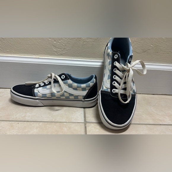 Vans Black and White Sneakers Iconic Style Durable Build - Picture 2 of 7